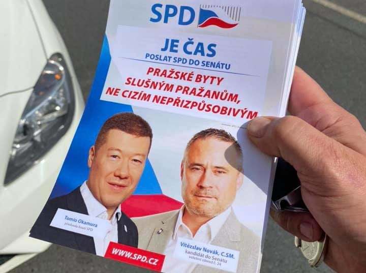 Kandidát SPD se na letácích pyšní titulem C.SM. Certifikovaným prodejcem se stal ve firmě svého kamaráda