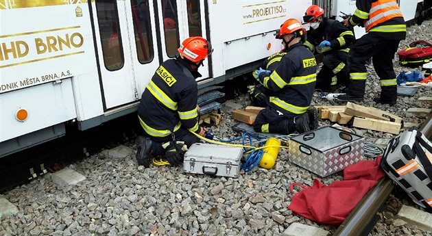 Muže v Brně srazila tramvaj, hasiči ho vyprošťovali dvacet minut
