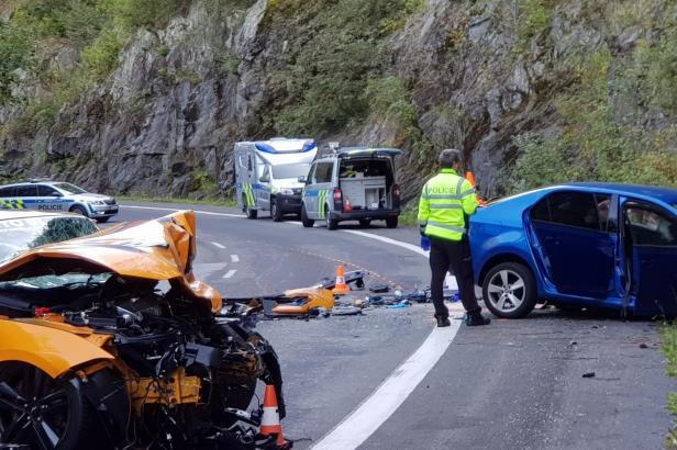 

Řidič, který s Fordem Mustang podle obžaloby způsobil tragickou nehodu v Krkonoších, se u soudu omluvil. Jel skoro 160 km/h

