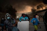 Na ostrově Lesbos začne po požáru tábora evakuace dětí. Trajekt převeze stovky nezletilých do Soluně