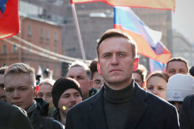 Navalnyj je při vědomí. Může mluvit a vybavuje si okolnosti svého kolapsu, Německo zpřísňuje jeho ochranu