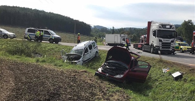 Po srážce s kamionem letěl pro řidiče auta vrtulník, spolujezdkyně zemřela
