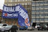 Spor o reklamu u pražského Nuselského mostu pokračuje. Horákovou tam vystřídal basketbal