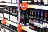 Spotřebitelské ceny v srpnu zpomalily růst na 3,3 procenta. Zdražil alkohol, ovoce, maso i cukr