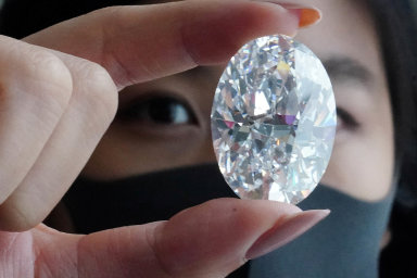 102karátový diamant jde do dražby. Pokoří 30 milionů USD?