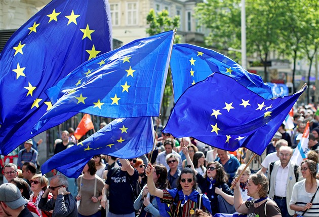 Češi jsou oproti loňsku skeptičtější k budoucnosti EU, nechtějí ani euro
