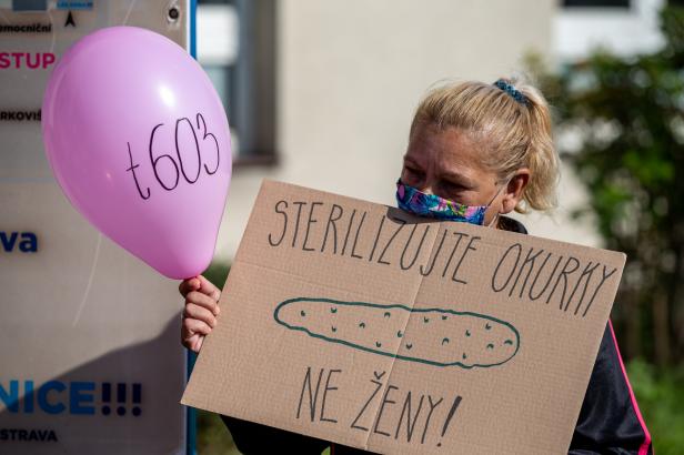 

Protiprávně sterilizované ženy se sešly na protest. Návrh na odškodnění poslanci za rok neprojednali


