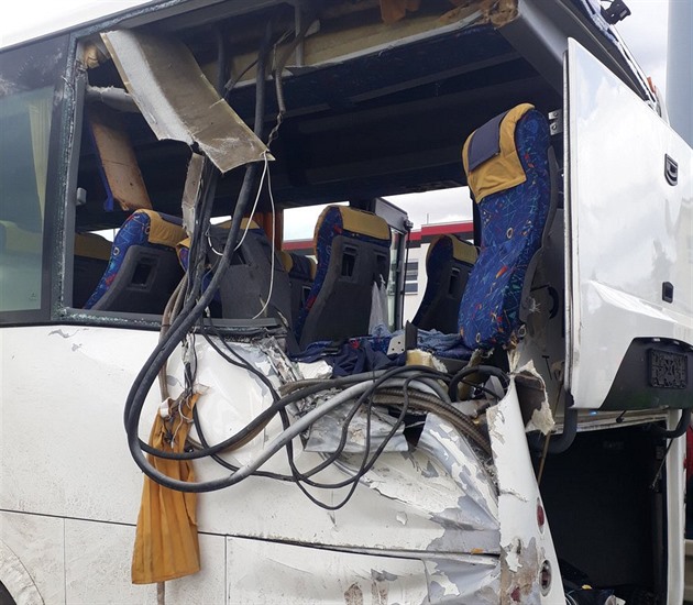 Při smrtelném nárazu kamionu do autobusu chybovali oba řidiči, říká policie