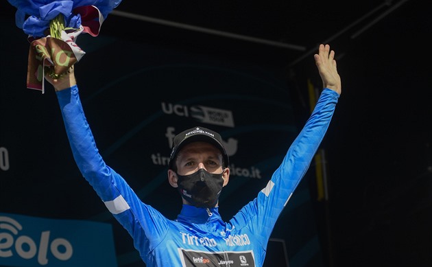 Simon Yates je po vítězství v páté etapě lídrem závodu Tirreno-Adriatico