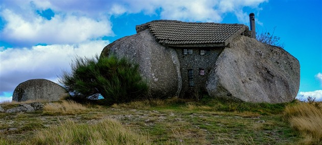 VIDEO: Nejpodivnější dům na světě stojí mezi čtyřmi kameny
