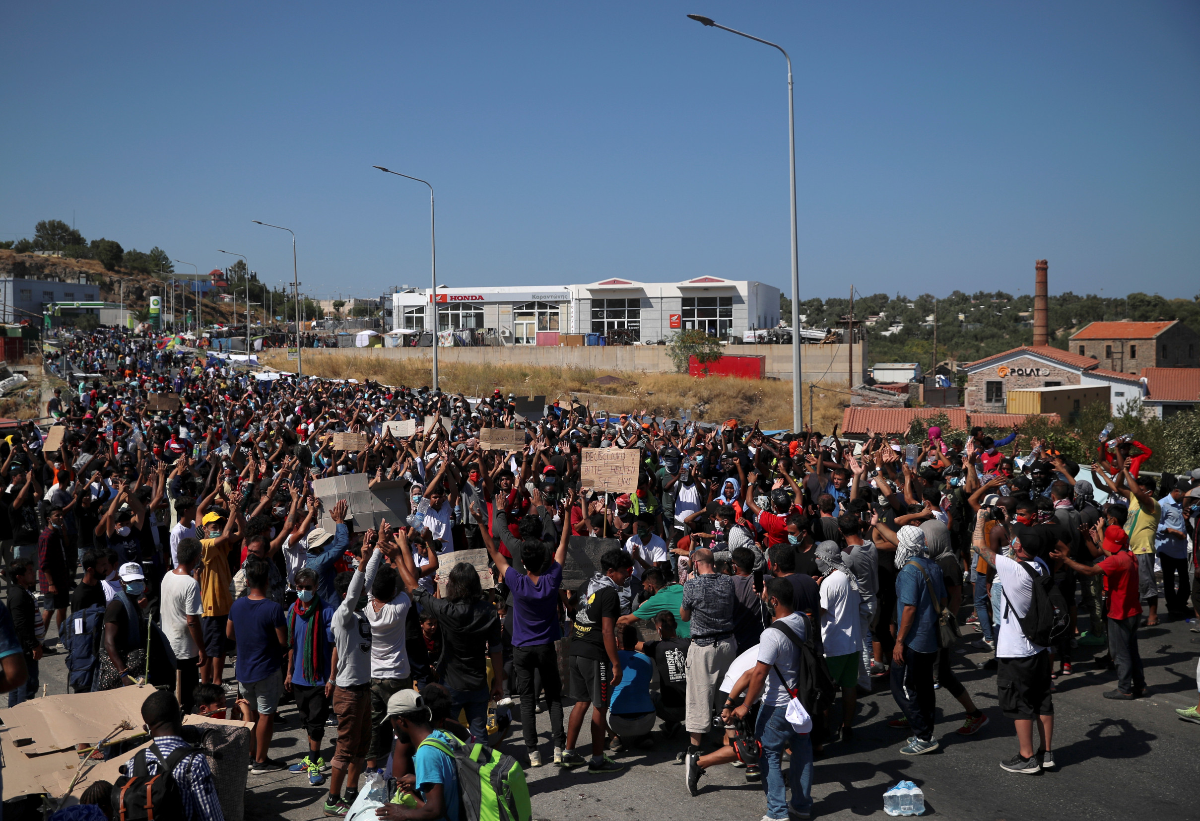 „Zachraňte nás před peklem Morie.“ Migranti chtějí z ostrova Lesbos pryč, policie přijela s vodními děly