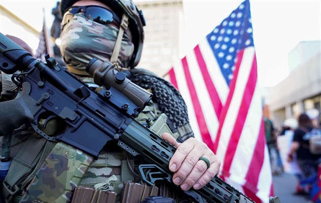 Amerika je na hraně povstání, ulice plní po zuby ozbrojené bojůvky