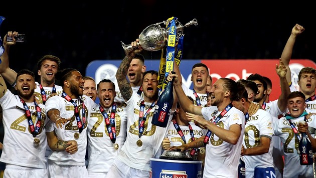 Leeds po 16 letech v Premier League. Proč se hrdý klub dlouho trápil?