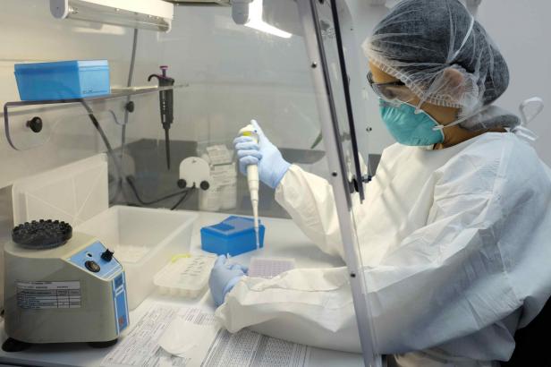 

Britská AstraZeneca obnovuje klinické testy „oxfordské“ vakcíny proti covidu-19

