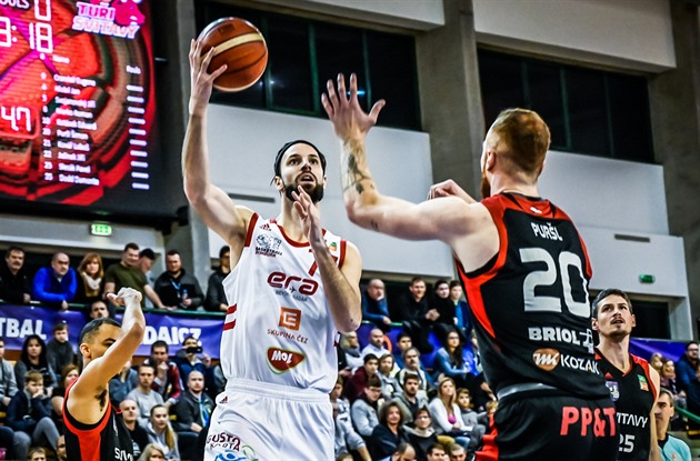 Nymburk nezaváhal ve Svitavách, basketbalisté Olomoucka předčili Děčín