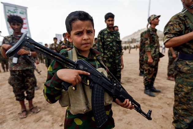 Poznamenáni na celý život. Dětské vojáky rekrutují ve čtrnácti zemích světa