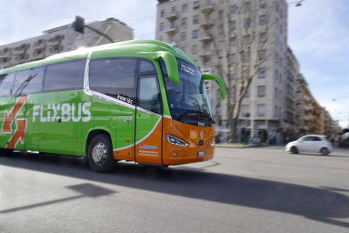 Při nehodě autobusu z Prahy do Hamburku se zranilo přes 30 lidí. Jsou mezi nimi i Češi