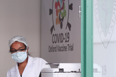 Testování vakcíny proti covidu-19 je bezpečné, britská AstraZeneca může pokračovat