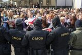 V Minsku opět protestují stovky žen. Bezpečnostní složky demonstrace brutálně potlačují