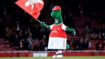 

Arsenal šetří a propustil maskota. Vyděděnec Özil se nabídl, že ho bude platit sám

