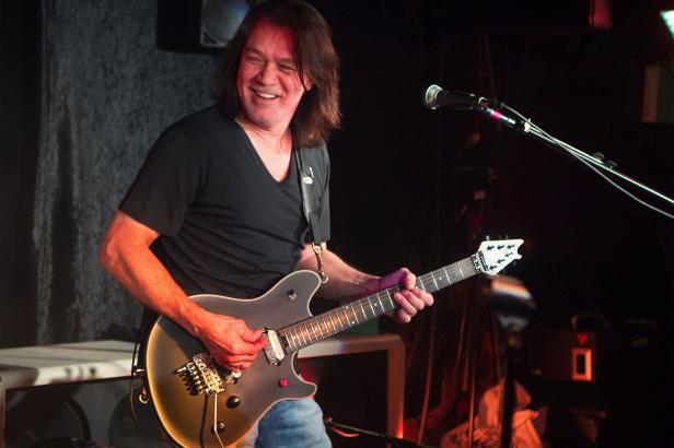 

Kytarista Eddie Van Halen podlehl rakovině


