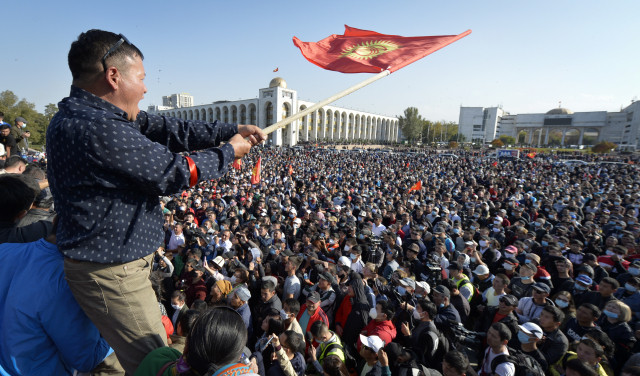 Střelba, křik, pak Bílý dům padl. Český konzul popisuje bleskovou revoluci v Kyrgyzstánu i dozvuky kauzy Liglass