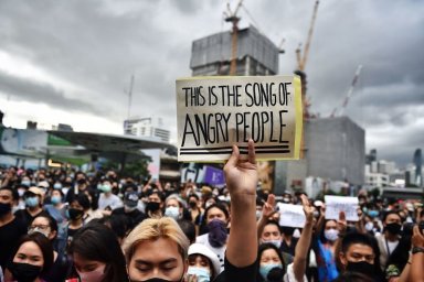 Studentská revoluce přes on-line seznamku? Mladí Thajci protestují proti králi na Tinderu i TikToku