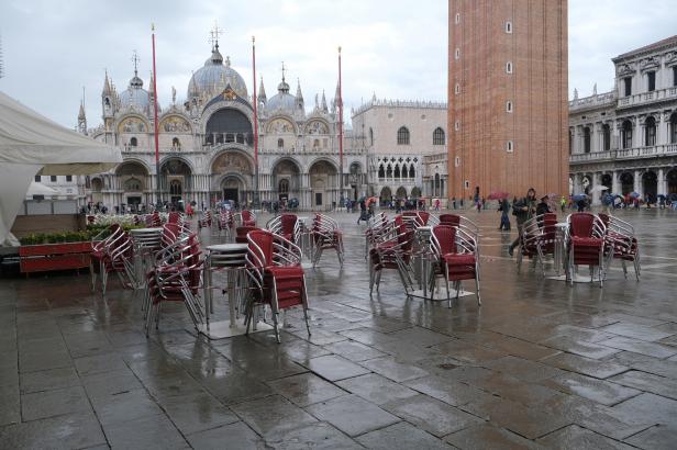 

Benátky poprvé využily mobilní hráz Mojžíš. Zabrala, velká voda se do města nedostala

