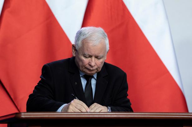 

Do polské vlády usedl náčelník. Letitá šedá eminence Kaczyński má zřejmě hlídat vášně v koalici

