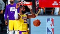 

James opět létal nad košem, Lakers jsou krok od 17. titulu


