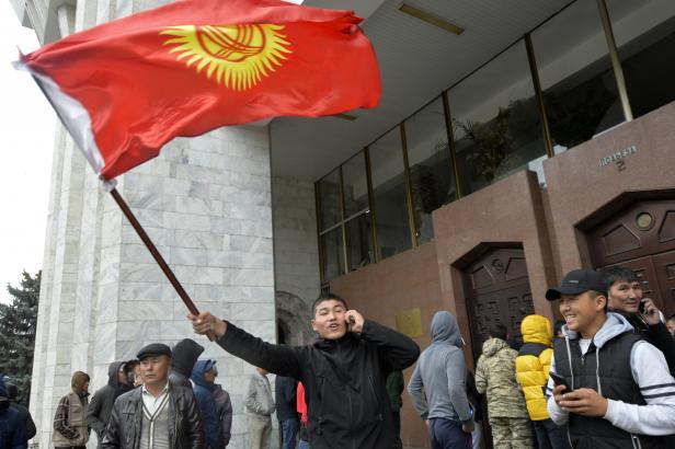 

Povolební krize v Kyrgyzstánu se prohlubuje. Hádají se už i tamní opoziční strany


