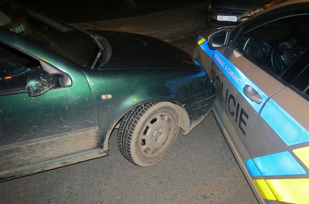 Opilý cizinec zastavil auto uprostřed křižovatky, pak naboural policejní vůz