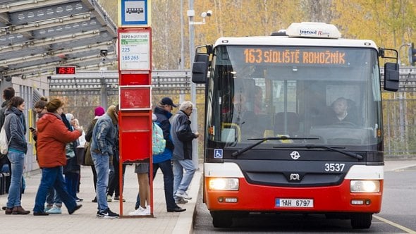 Praha zveřejňuje data o poloze autobusů MHD v reálném čase, už i od Dopravního podniku