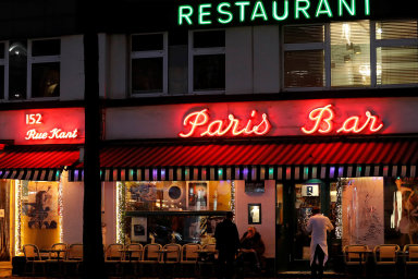 Už žádné drinky po práci. Paříž přitvrzuje opatření, šíření nákazy mezi mladými zkouší omezit uzavřením barů