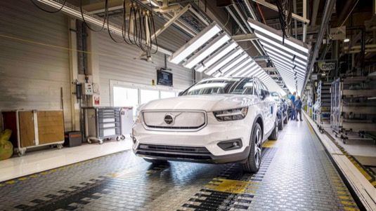 Volvo XC40 jde do výroby, elektrický crossover nabídne dojezd přes 400 km