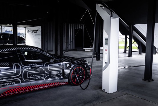 Audi e-tron GT: sourozenec elektromobilu Porsche Taycan se začíná vyrábět