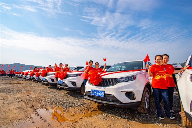 Čínská firma darovala zaměstnancům auta. Je to bonus za dobrou práci, říká