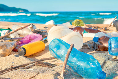 Koktejl enzymů pomůže recyklovat plasty zamořující životní prostředí