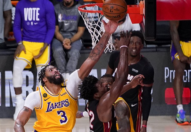 Lakers budou chtít ukončit finále NBA v dresech připomínajících Bryanta