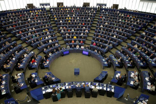 

Europarlament potvrdil plán na snížení emisí o 60 procent, většina českých zástupců byla proti

