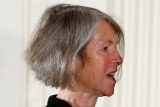 Nobelovu cenu za literaturu získala Louse Glücková. Americké básnířce vyšly sbírky i v češtině