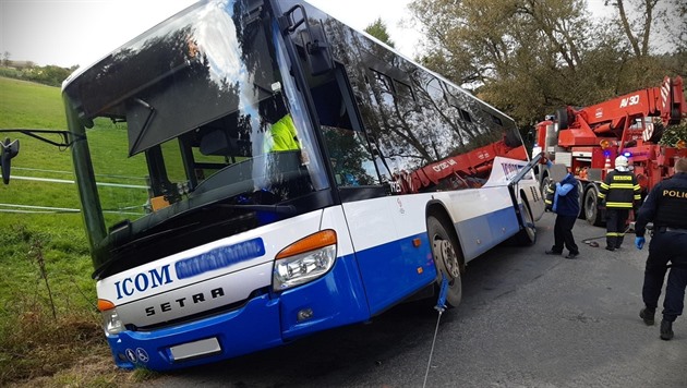 Pod autobusem se utrhla krajnice, převrácení zabránili cestující vlastní vahou