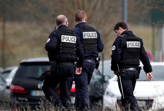 Útočnici napadli francouzské policisty. Nejprve je zmlátili, pak postřelili