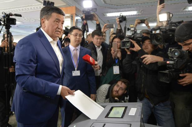 

Kyrgyzský prezident je připraven vzdát se funkce. Zemi zmítají nepokoje, opozice obsadila úřady

