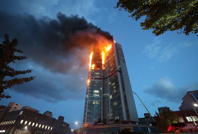 Plameny v Jižní Koreji pohltily 33patrový dům, zraněny jsou desítky lidí