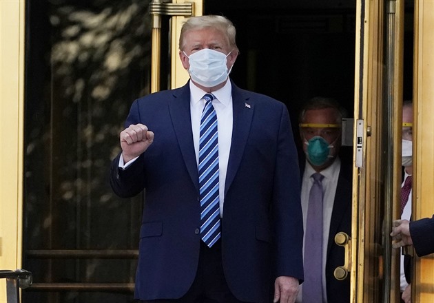 Trump podle lékaře dokončil léčbu a už na sobotu si naplánoval mítink