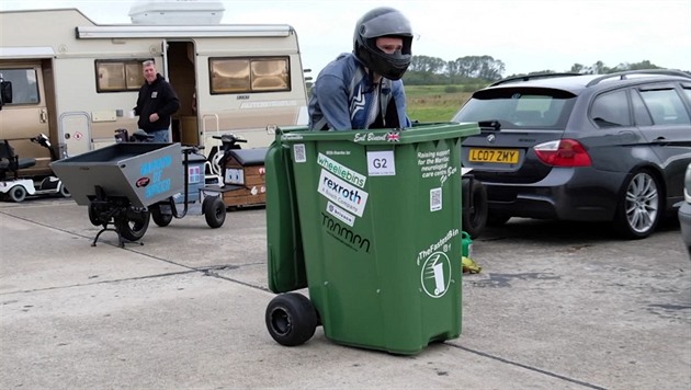 VIDEO: Sedmdesátkou v popelnici. Brit stanovil světový rekord