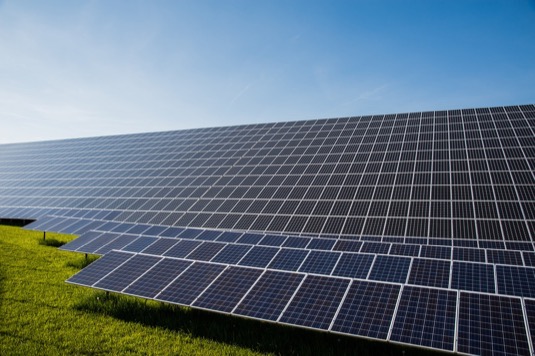 Senát otevřel Česko rozvoji moderní energetiky: vrátil do hry solární aukce