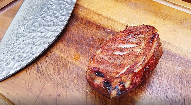 VIDEO: Dva kuchaři grilovali kachní prsa, dosáhli úplně rozdílného výsledku