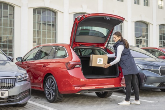 Škoda Auto umožňuje doručovat balík do auta, první to zkouší Alza a Zásilkovna